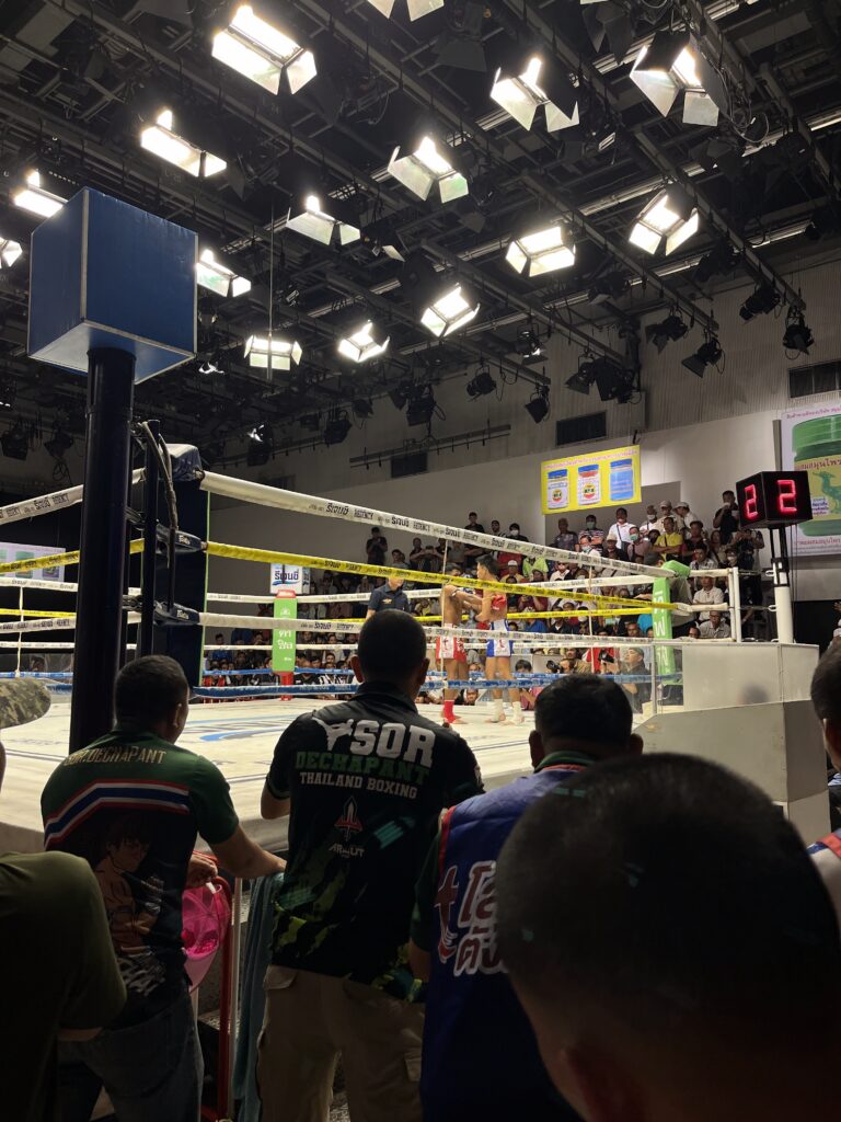 Ankunft in Bangkok & ein voller Tag mit Markt, Muay Thai und leckerem Essen