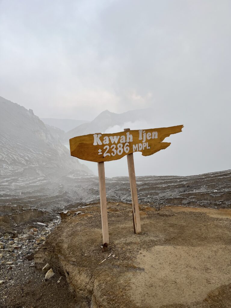 Ijen Vulkan – Blaue Flammen, Schwefelarbeiter und eine lange Weiterreise