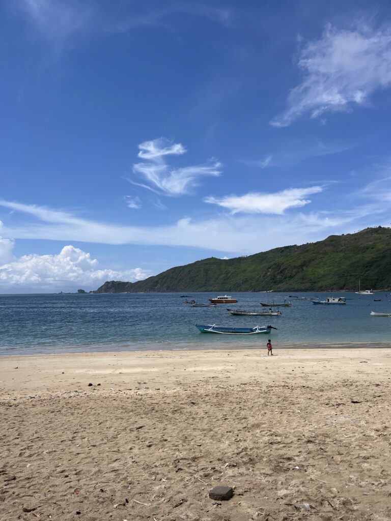 Ruhiger Strandtag mit Pilates